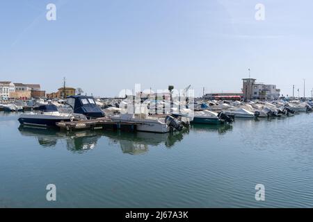FARO, PORTUGAL - 16. APRIL 2022: Boote in Faro Marina, Portugal. Stockfoto