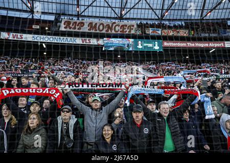 Rotterdam, Niederlande. 28. April 2022. ROTTERDAM - Supporters Feyenoord während des Halbfinalmatches der UEFA Conference League zwischen Feyenoord und Olympique Marseille am 28. April 2022 im Feyenoord Stadium de Kuip in Rotterdam, Niederlande. ANP MAURICE VAN STEEN Kredit: ANP/Alamy Live Nachrichten Stockfoto