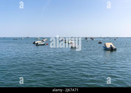 FARO, PORTUGAL - 16. APRIL 2022: Boote in Faro Marina, Portugal. Stockfoto