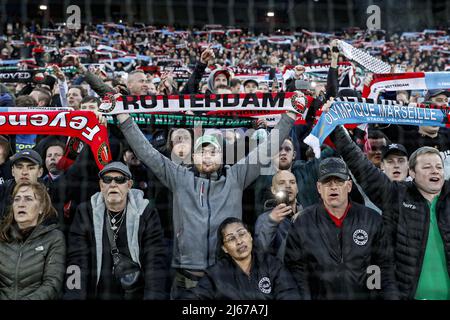 Rotterdam, Niederlande. 28. April 2022. ROTTERDAM - Supporters Feyenoord während des Halbfinalmatches der UEFA Conference League zwischen Feyenoord und Olympique Marseille am 28. April 2022 im Feyenoord Stadium de Kuip in Rotterdam, Niederlande. ANP MAURICE VAN STEEN Kredit: ANP/Alamy Live Nachrichten Stockfoto