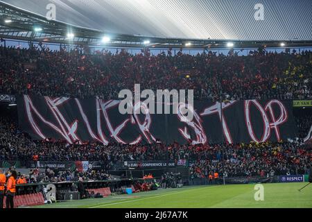 Rotterdam, Niederlande. 28. April 2022. ROTTERDAM, NIEDERLANDE - 28. APRIL: Feyenoord-Fans vor dem Spiel der UEFA Europa Conference League zwischen Feyenoord und Olympique Marseille am 28. April 2022 in de Kuip in Rotterdam, Niederlande (Foto von Geert van Erven/Orange Picics) Credit: Orange Pics BV/Alamy Live News Stockfoto