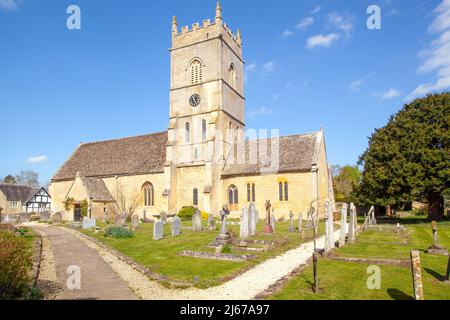 Die Pfarrkirche und der Kirchenhof der St. John the Baptist Church im Dorf Beckford in Worcestershire, am Fuße der Bredon Hills gelegen Stockfoto