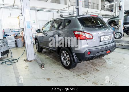 Samara, Russland - 28. April 2022: Nissan Qashqai Fahrzeug an der Auto-Reparatur-Service-Station des offiziellen Händlers Stockfoto