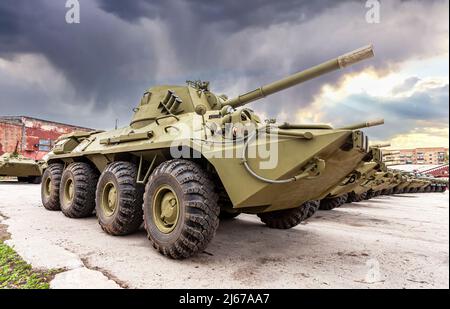 Samara, Russland - 7. Mai 2013: Russische 120-mm-Bataillon-Selbstfahrpistole 2S23 'Nona-SVR' auf Basis von BTR-80 Stockfoto