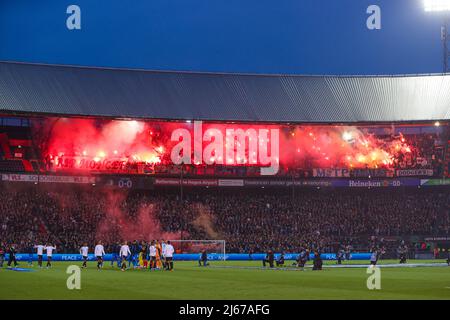 Rotterdam, Niederlande. 28. April 2022. ROTTERDAM, NIEDERLANDE - 28. APRIL: Fans von Feyenoord mit Feuerwerk während des UEFA Europa Conference League-Spiels zwischen Feyenoord und Olympique Marseille in de Kuip am 28. April 2022 in Rotterdam, Niederlande (Foto von Herman Dingler/Orange Picics) Credit: Orange Pics BV/Alamy Live News Stockfoto