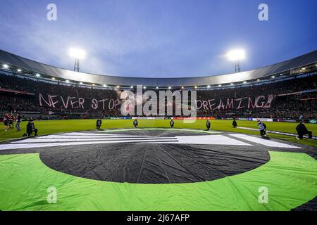 Rotterdam, Niederlande. 28. April 2022. Rotterdam - Fans von Feyenoord während des Spiels zwischen Feyenoord und Olympique Marseille im Stadion Feijenoord De Kuip am 28. April 2022 in Rotterdam, Niederlande. (Box to Box Pictures/Tom Bode) Credit: Box to Box pictures/Alamy Live News Stockfoto