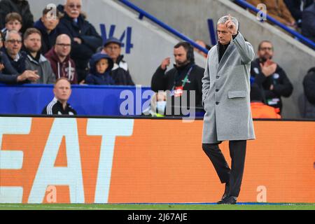 Leicester, Großbritannien. 28. April 2022. José Mourino Cheftrainer der Roma-Gesten während des Spiels Credit: News Bilder /Alamy Live News Stockfoto