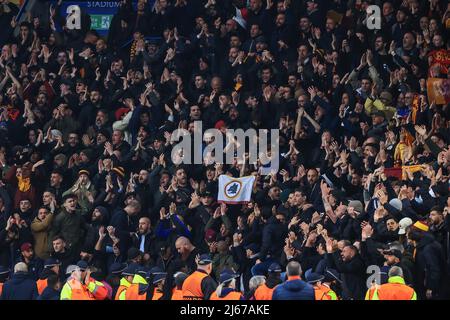 Leicester, Großbritannien. 28. April 2022. Roma singen während des Spiels Kredit: Nachrichtenbilder /Alamy Live Nachrichten Stockfoto