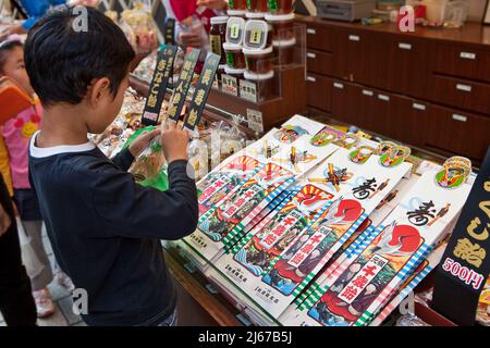 Junge im Souvenirladen Kawasaki Japan H Stockfoto