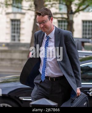 London, Großbritannien. 28. April 2022. 28. April 2022, London, England, Vereinigtes Königreich: Finanzminister SIMON CLARKE wird vor dem Kabinett gesehen. (Bild: © Tayfun Salci/ZUMA Press Wire) Bild: ZUMA Press, Inc./Alamy Live News Stockfoto