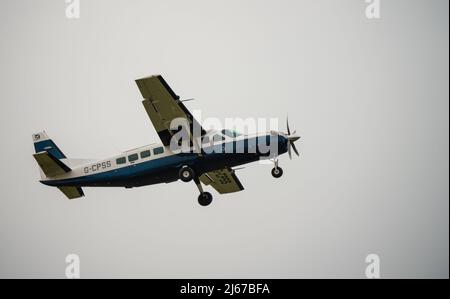 Cessna 208b Grand Caravan G-CPSS Leichtflugzeug steigt nach dem Start an Stockfoto