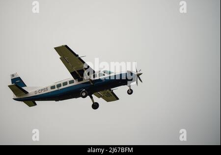 Cessna 208b Grand Caravan G-CPSS Leichtflugzeug steigt nach dem Start an Stockfoto