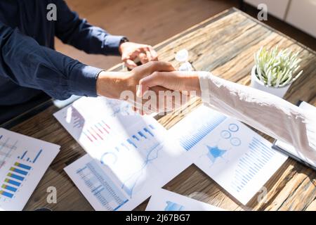 Finanzdiagramm Und -Diagramm. Analyst Schüttle Die Hände In Der Besprechung Stockfoto