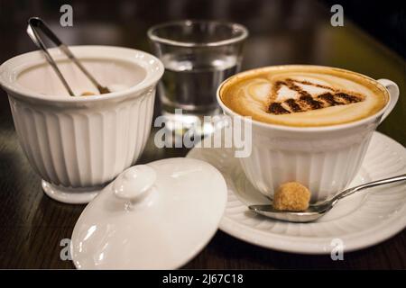 Cappuccino-Kaffee in einer Bar, Marunouchi, Tokio, Japan Stockfoto