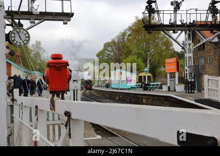 NYR (North Yorkshire Railway) Dampfzug im Bahnhof Grosmont. Stockfoto