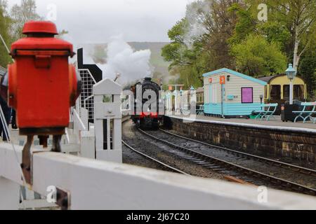 NYR (North Yorkshire Railway) Dampfzug im Bahnhof Grosmont. Stockfoto