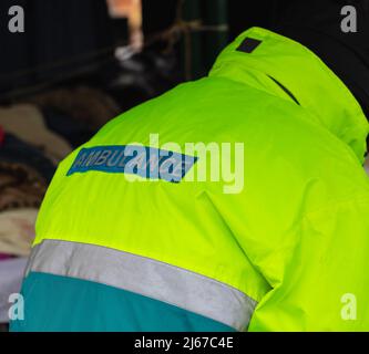 Krankenwagen Schild an Doktor Reflective Jacket EMS Stockfoto