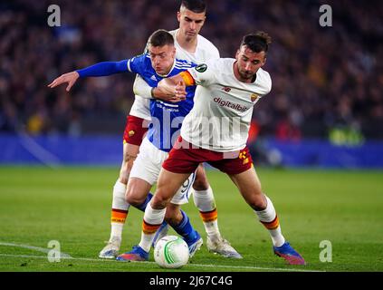 Der Roma Gianluca Mancini zieht sich während des Halbfinales der UEFA Europa Conference League, dem ersten Beinspiel im King Power Stadium, Leicester, gegen Jamie Vardy von Leicester City zurück. Bilddatum: Donnerstag, 28. April 2022. Stockfoto