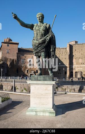 Statue des Augustus vor dem Forum Rom Italien Stockfoto