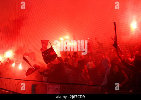 Rotterdam, Niederlande. 28. April 2022. ROTTERDAM, NIEDERLANDE - 28. APRIL: Fans von Feyenoord mit Feuerwerk während des UEFA Europa Conference League-Spiels zwischen Feyenoord und Olympique Marseille in de Kuip am 28. April 2022 in Rotterdam, Niederlande (Foto von Herman Dingler/Orange Picics) Credit: Orange Pics BV/Alamy Live News Stockfoto