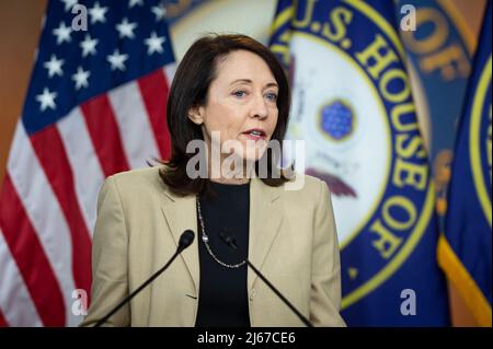 Die Senatorin der Vereinigten Staaten, Maria Cantwell (Demokratin von Washington), hält am Donnerstag, dem 28. April 2022, im Rahmen einer wöchentlichen Pressekonferenz im US-Kapitol in Washington, DC, eine Rede. Kredit: Rod Lampey / CNP/Sipa USA Stockfoto