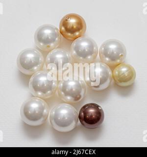 Kunststoff Kunstperlen Schmuck Herstellung Material Whte Hintergrund Stockfoto