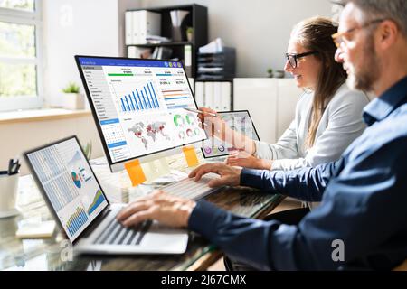 Data Analyst mit dem KPI-Dashboard von Data Analytics Stockfoto