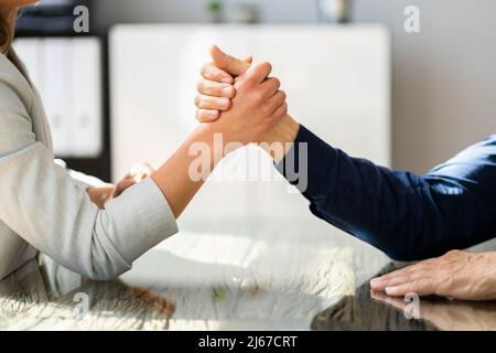 Zwei Geschäftsleute, Die In Der Schlacht Von Corporate Battle An Der Wettkampfarretierung Teilnehmen Stockfoto