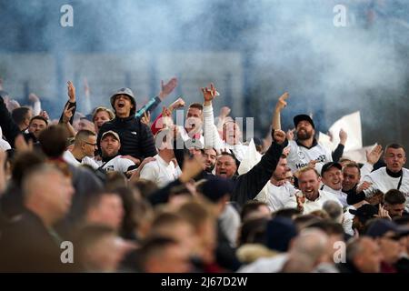 Die Fans von Eintracht Frankfurt feiern das erste Tor ihrer Mannschaft in dem Spiel, das Ansgar Knauff (nicht abgebildet) während des Halbfinals der UEFA Europa League, dem ersten Beinspiel im Londoner Stadion erzielte. Bilddatum: Donnerstag, 28. April 2022. Stockfoto