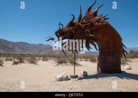 In der Nähe von Borrego Springs in Südkalifornien gibt es Metallstatuen von Tieren wie Pferden, Wildschweinen, Adlern, Kamelen und Drachen. Stockfoto