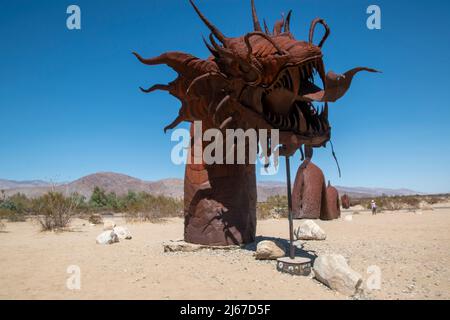 In der Nähe von Borrego Springs in Südkalifornien gibt es Metallstatuen von Tieren wie Pferden, Wildschweinen, Adlern, Kamelen und Drachen. Stockfoto