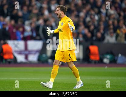 Eintracht-Torhüter Kevin Trapp feiert das erste Tor ihrer Mannschaft in dem Spiel, das Ansgar Knauff (nicht abgebildet) während des UEFA Europa League-Halbfinales, des ersten Beinspiels im Londoner Stadion erzielte. Bilddatum: Donnerstag, 28. April 2022. Stockfoto