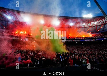 Rotterdam, Niederlande. 28. April 2022. ROTTERDAM, NIEDERLANDE - 28. APRIL: Feyenoord-Fans vor dem Spiel der UEFA Europa Conference League zwischen Feyenoord und Olympique Marseille am 28. April 2022 in de Kuip in Rotterdam, Niederlande (Foto von Geert van Erven/Orange Picics) Credit: Orange Pics BV/Alamy Live News Stockfoto