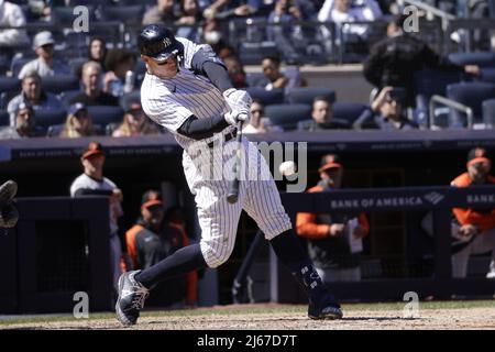 New York Yankees Aaron Judge trifft eine RBI-Single, die New York Yankees Marwin Gonzalez beim fünften Inning gegen die Baltimore Orioles im Yankee Stadium am Donnerstag, dem 28. April 2022 in New York City erzielte. Foto von Corey Sipkin/UPI Stockfoto