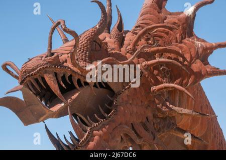 In der Nähe von Borrego Springs in Südkalifornien gibt es Metallstatuen von Tieren wie Pferden, Wildschweinen, Adlern, Kamelen und Drachen. Stockfoto