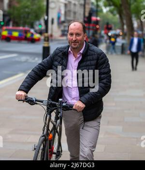 London, Großbritannien. 28. April 2022. 28. April 2022, London, England, Großbritannien: Der Downing Street Director of Communications, GUTO HARRI, wird in Whitehall zu sehen sein. (Bild: © Tayfun Salci/ZUMA Press Wire) Bild: ZUMA Press, Inc./Alamy Live News Stockfoto