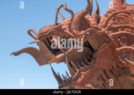 In der Nähe von Borrego Springs in Südkalifornien gibt es Metallstatuen von Tieren wie Pferden, Wildschweinen, Adlern, Kamelen und Drachen. Stockfoto