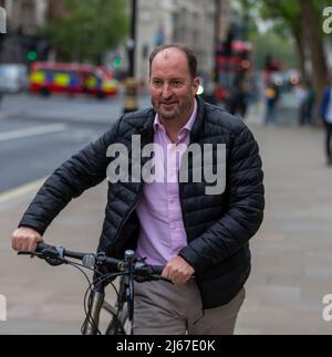 London, Großbritannien. 28. April 2022. 28. April 2022, London, England, Großbritannien: Der Downing Street Director of Communications, GUTO HARRI, wird in Whitehall zu sehen sein. (Bild: © Tayfun Salci/ZUMA Press Wire) Bild: ZUMA Press, Inc./Alamy Live News Stockfoto