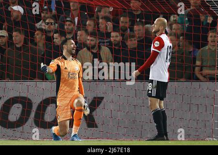 Rotterdam, Niederlande. 28. April 2022. ROTTERDAM - (lr) Feyenoord-Torhüter Ofir Marciano, Gernot Trauner von Feyenoord während des Halbfinales der UEFA Conference League zwischen Feyenoord und Olympique Marseille am 28. April 2022 im Feyenoord Stadium de Kuip in Rotterdam, Niederlande. ANP MAURICE VAN STEEN Kredit: ANP/Alamy Live Nachrichten Stockfoto