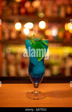 Ein Glas blauer Lagunencocktail auf dem Tisch. Stockfoto