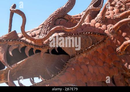 In der Nähe von Borrego Springs in Südkalifornien gibt es Metallstatuen von Tieren wie Pferden, Wildschweinen, Adlern, Kamelen und Drachen. Stockfoto