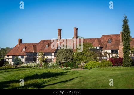 Das Laborgebäude im Arts and Crafts-Stil ist ein ikonisches historisches Wahrzeichen in Wisley Garden, Surrey, Großbritannien Stockfoto