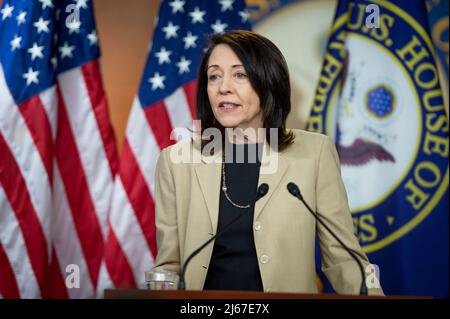 Die Senatorin der Vereinigten Staaten, Maria Cantwell (Demokratin von Washington), hält am Donnerstag, dem 28. April 2022, im Rahmen einer wöchentlichen Pressekonferenz im US-Kapitol in Washington, DC, eine Rede. Kredit: Rod Lamkey / CNP /MediaPunch Stockfoto