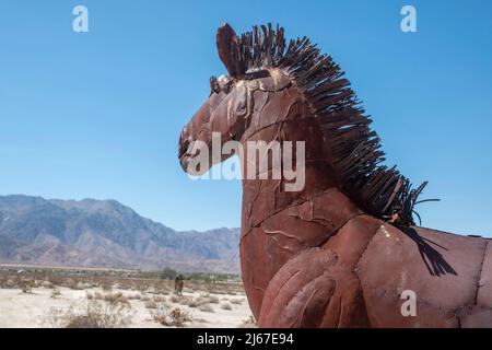 In der Nähe von Borrego Springs in Südkalifornien gibt es Metallstatuen von Tieren wie Pferden, Wildschweinen, Adlern, Kamelen und Drachen. Stockfoto