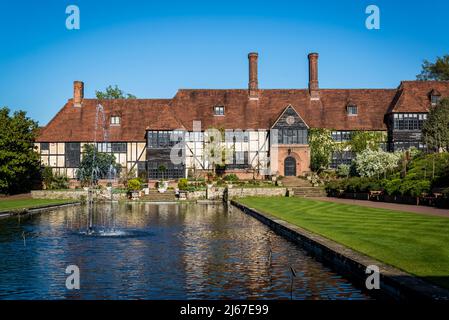 Das Laborgebäude im Arts and Crafts-Stil ist ein ikonisches historisches Wahrzeichen in Wisley Garden, Surrey, Großbritannien Stockfoto