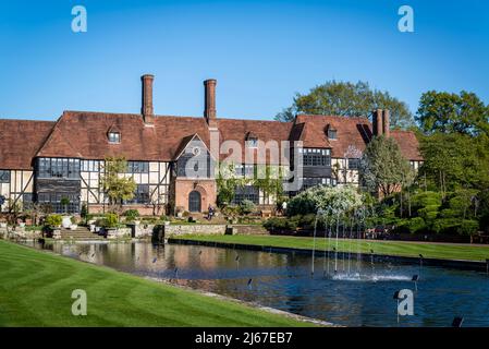 Das Laborgebäude im Arts and Crafts-Stil ist ein ikonisches historisches Wahrzeichen in Wisley Garden, Surrey, Großbritannien Stockfoto