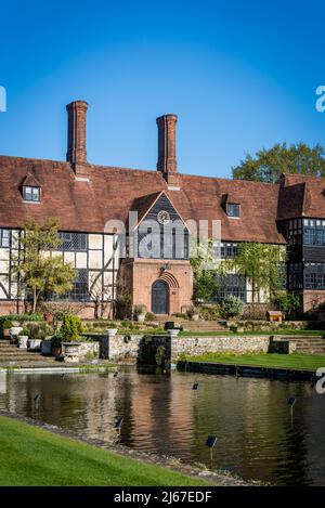 Das Laborgebäude im Arts and Crafts-Stil ist ein ikonisches historisches Wahrzeichen in Wisley Garden, Surrey, Großbritannien Stockfoto