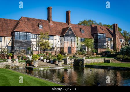 Das Laborgebäude im Arts and Crafts-Stil ist ein ikonisches historisches Wahrzeichen in Wisley Garden, Surrey, Großbritannien Stockfoto