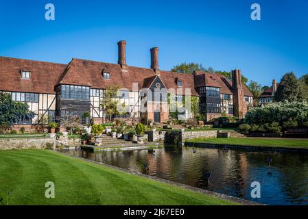 Das Laborgebäude im Arts and Crafts-Stil ist ein ikonisches historisches Wahrzeichen in Wisley Garden, Surrey, Großbritannien Stockfoto