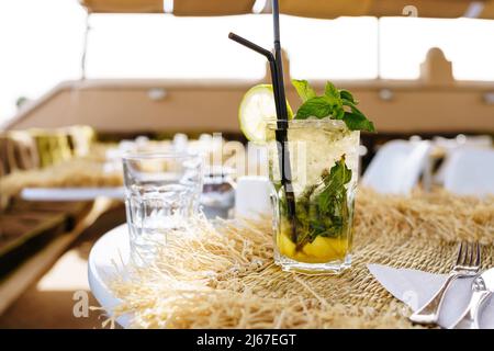 Ein Glas Mojito im Sommercafé in Marokko Stockfoto